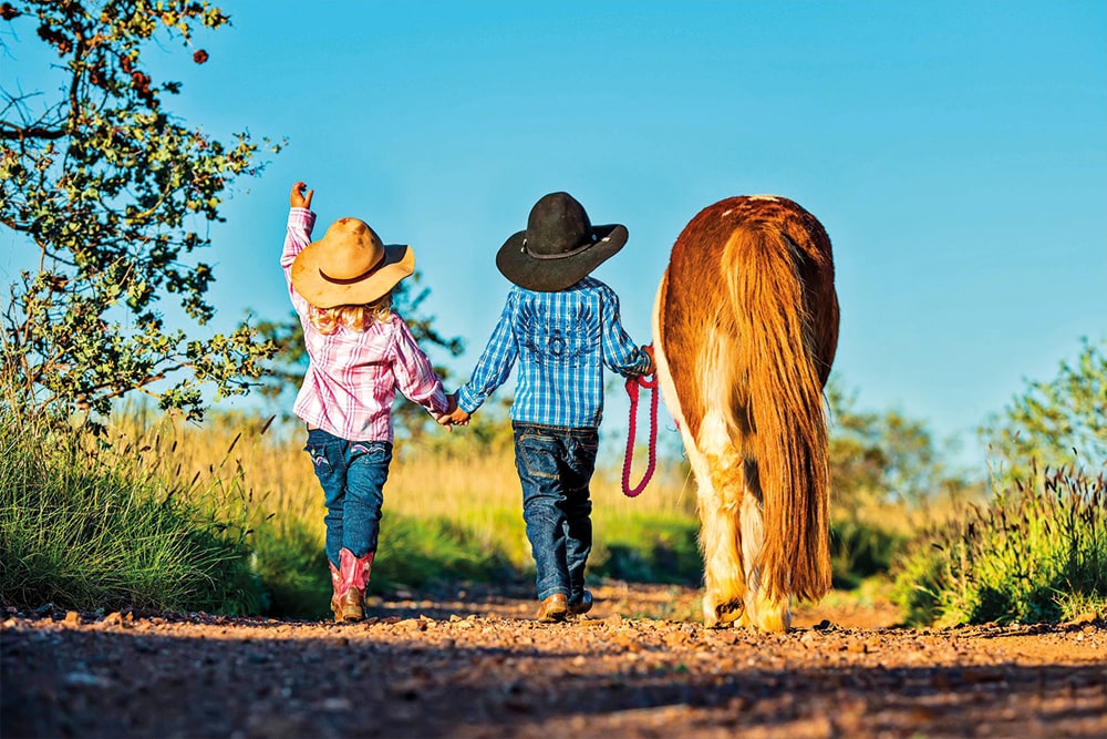 Ponyschule_Tanja_Wein-reit-paedagogik-regensburg-bayern-kinder-reiten1-min